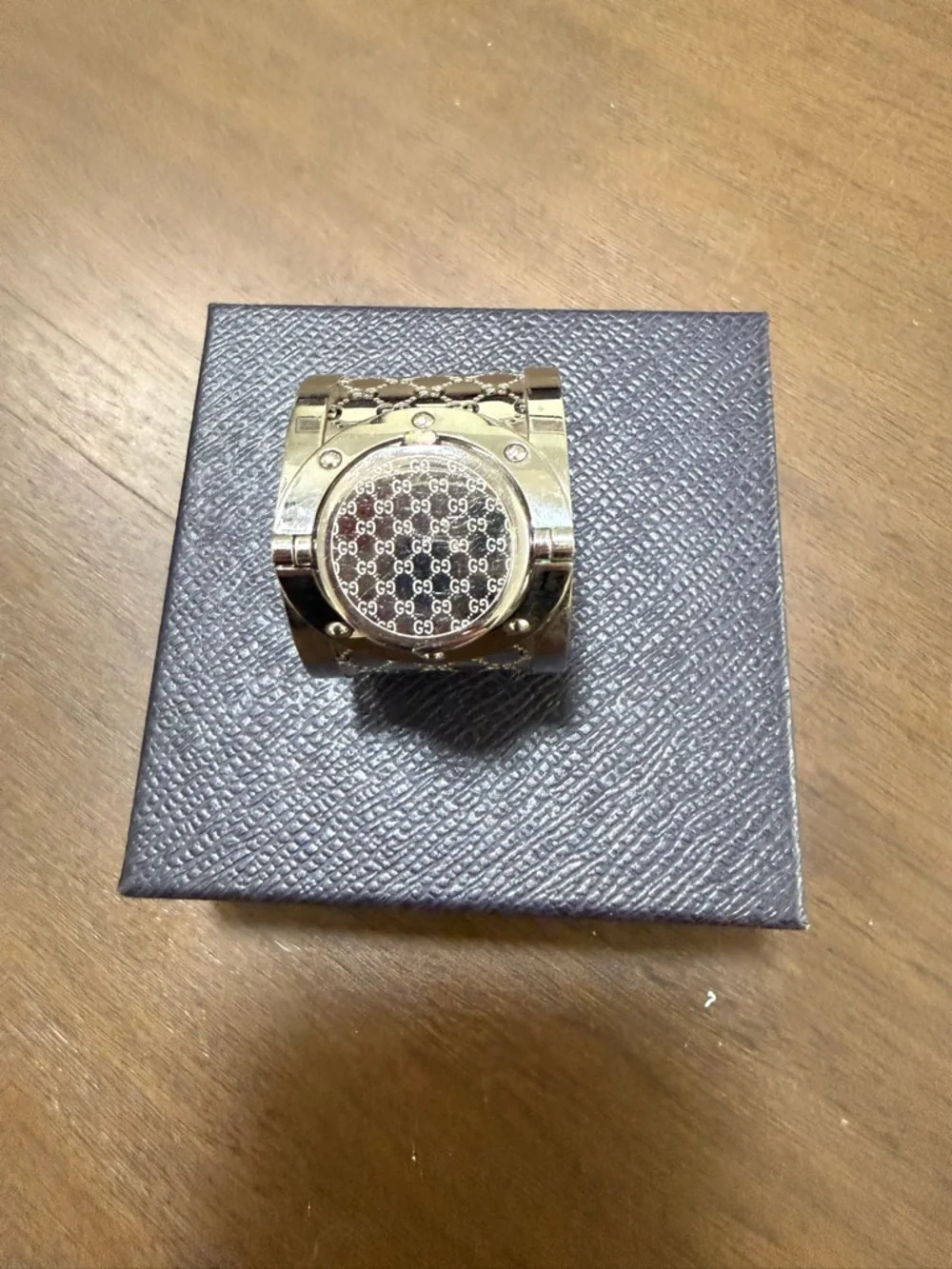 Gucci Silver 112 Twirl GG Pattern Cuff Watch with Gray Dial - Picture 2 of 7
